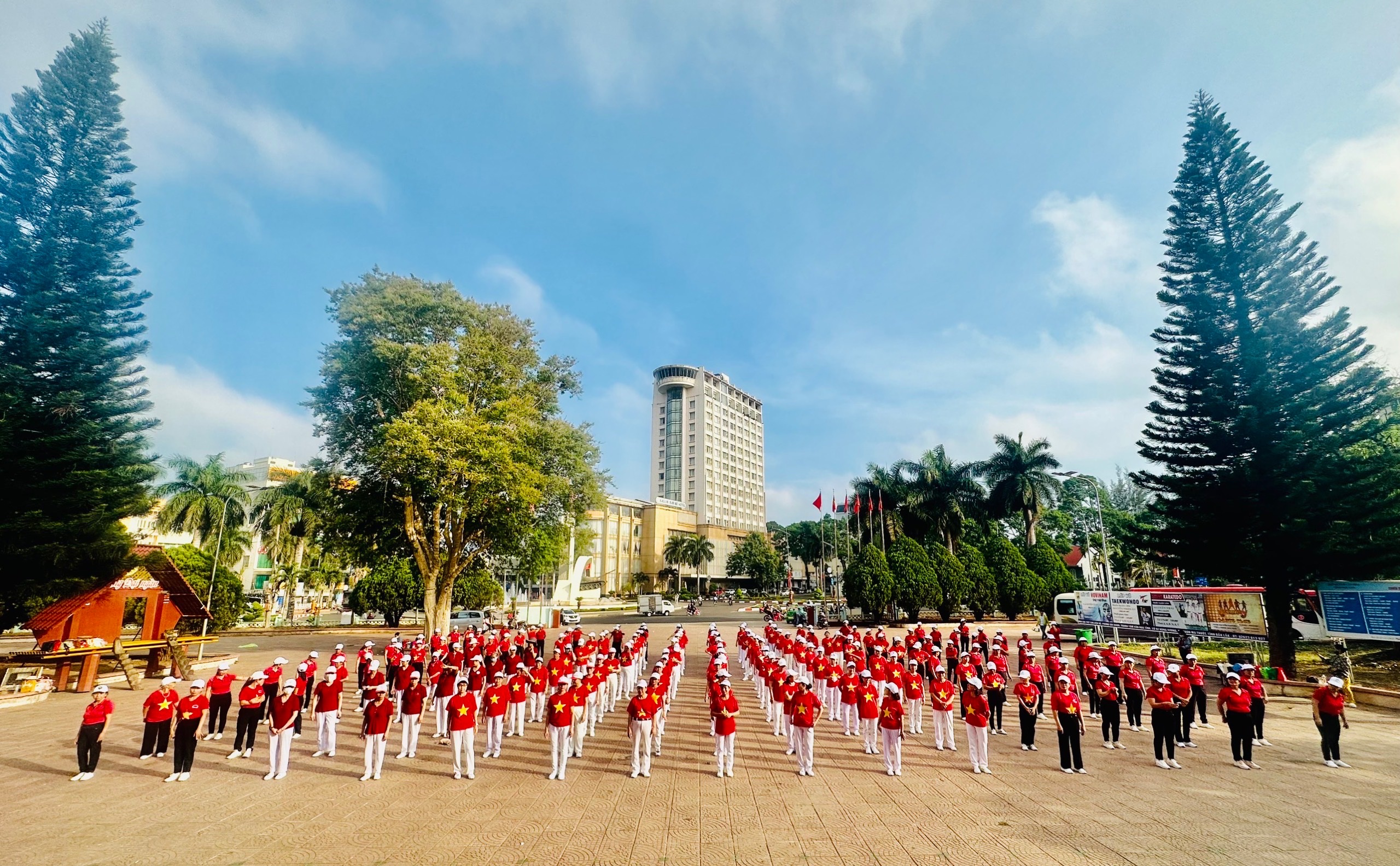 CLB Thể dục Dưỡng sinh tổ chức Chương trình đồng diễn, giao lưu văn nghệ, thể dục dưỡng sinh